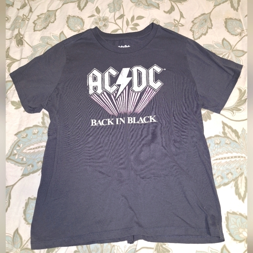 An AC DC ladies 1X short sleeve t-shirt.  Pre-loved and in good condition